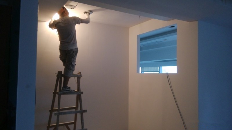 家裝時(shí)，乳膠漆涂刷好還是噴涂好？