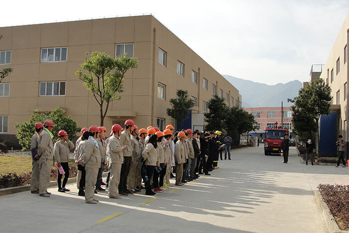 全廠(chǎng)房生產(chǎn)部員工進(jìn)行消防演習(xí)